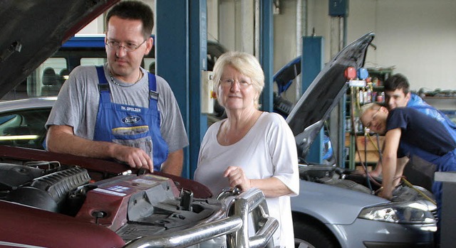 Im Autohaus Opolzer stehen alle zusamm...n Suckert und Azubi Daniel McLellan.    | Foto: eri