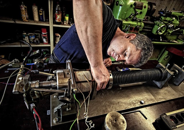 Tfteln in der Garage: Armin  Gallatz ...n, den Prototyp zu perfektionieren.     | Foto: HEISS