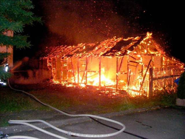 Der Schuppen brannte vollstndig nieder. Die Polizei vermutet Brandstiftung  | Foto: bz