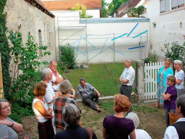 An der rckwrtigen Mauer ist das Mode...nstallation von Ari Nahor zu erkennen.  | Foto: Kai Kricheldorff