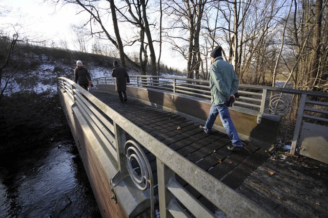 Rege genutzt wird der Bruggasteg auf der Hhe des Stadtteiles Kappel.  | Foto: Ingo Schneider