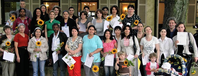 Mit Blume und Zertifikat: Die erfolgre...auf dem Arbeitsmarkt bessere Chancen.   | Foto: Ounas-Krusel