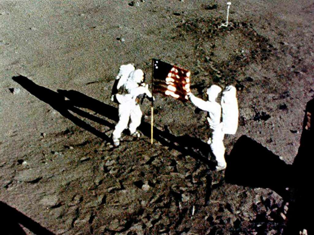 „Ein kleiner Schritt fr die Menschheit“. US-Astronauten hissen die Flagge.