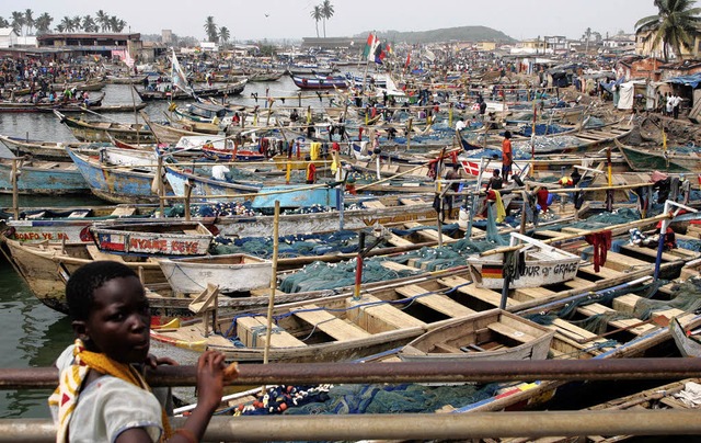 Der Fischerhafen bei Cape Coast in  Gh...gen Sklavenhandelspltze besichtigen.   | Foto: AFP