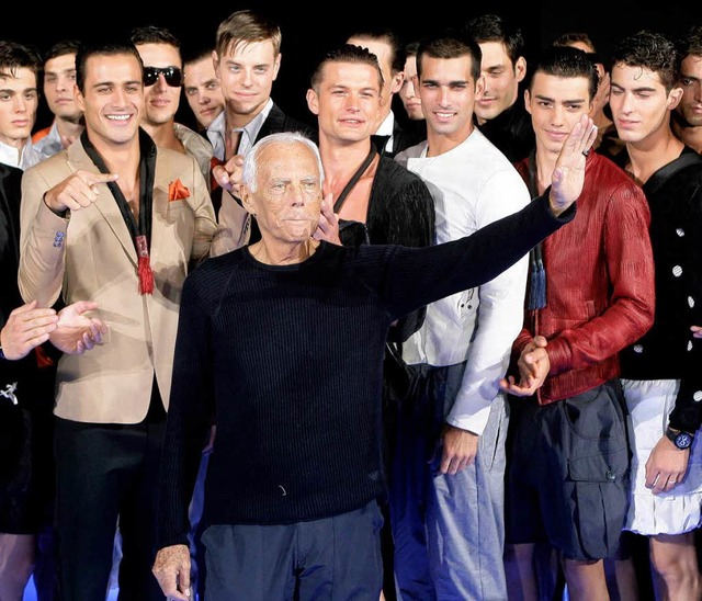Der Meister und die Models:  Giorgio Armani   geniet den Applaus.  | Foto: dpa