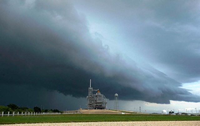 Ungemtliches Wetter am gestrigen Tag ...um den Weltraumbahnhof Cape Canaveral.  | Foto: dpa