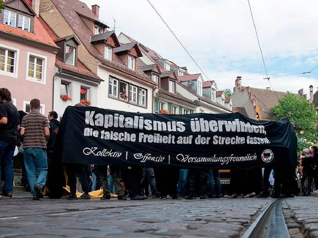 Titel der Demonstration: "Kapitalismus berwinden, die falsche Freiheit auf der Strecke lassen"