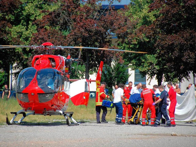 Ein Rettungshubschrauber musste den Verletzten ins Krankenhaus bringen.  | Foto: Hannes Lauber