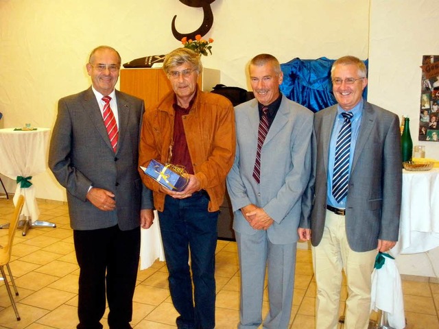 Mit der Landesehrennadel wurde Egmont ... Tennisclub Hochblauen ausgezeichnet.   | Foto: Rolf-Dieter kanmacher