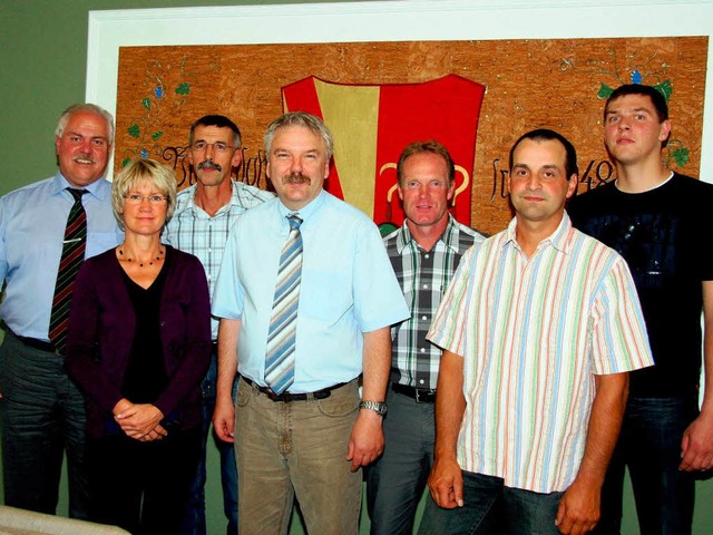 Brgermeister Gabriel Schweizer (links) und der neue Bickensohler Ortschaftsrat.  | Foto: Herbert Trogus