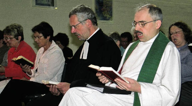 Pfarrer Clemens Ickelheimer (re.) in s...Adler, Kirchenlteste in Tutschfelden.  | Foto: Dennis zkan