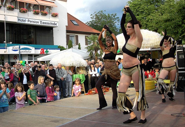 Tnzerinnen zeigen den Hftschwung   | Foto: Markus Donner/Susanne Mller