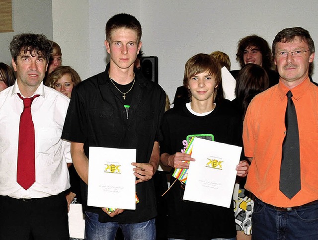 Klassenlehrer Alex Villinger  (links) ...ter von links) und Nicolas Dietsche.    | Foto: Stefan Pichler