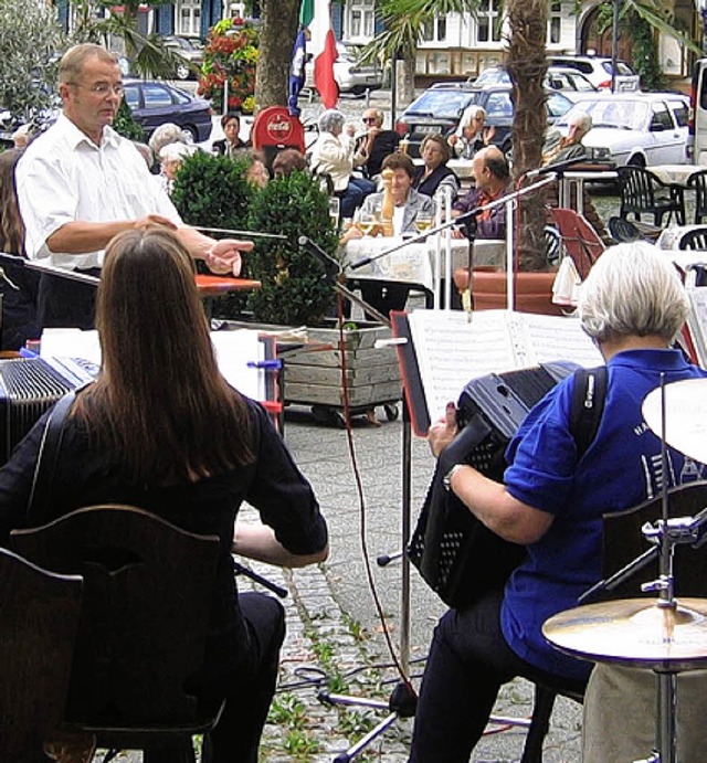 Einen schwungvollen Konzertabend gesta...onika-Orchesters auf dem Blumenplatz.   | Foto: Ines Bode