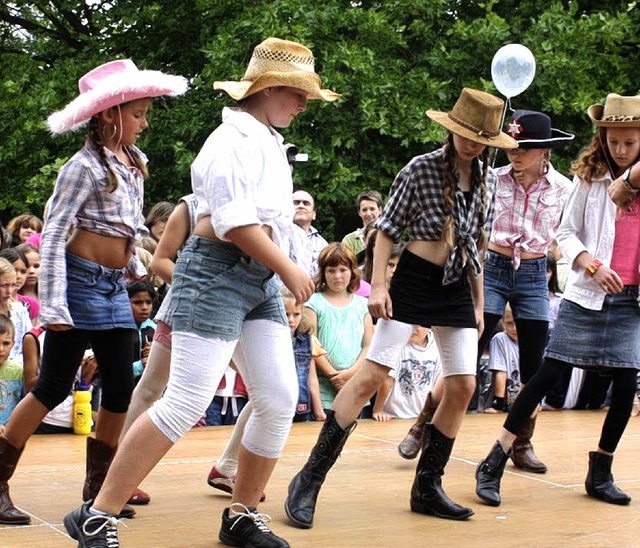 Ein Western-Linedance wurde beim Fest ...eschule  auf der Bhne  vorgestellt.    | Foto: Timo Lindemann