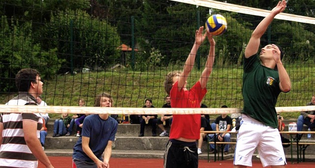 Spannende Begegnungen gab&#8217;s beim Volleyballturnier.    | Foto: Schiller