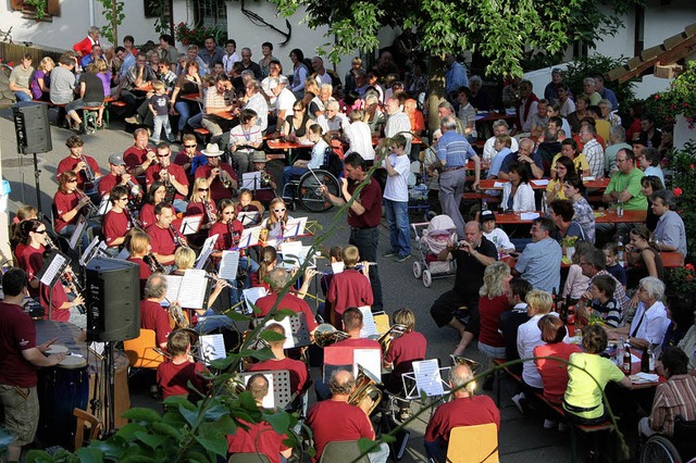 <Bildtext>Fast schon auf Tuchfhlung g...atzkonzertes in Istein aus.</Bildtext>  | Foto: reinhard Cremer