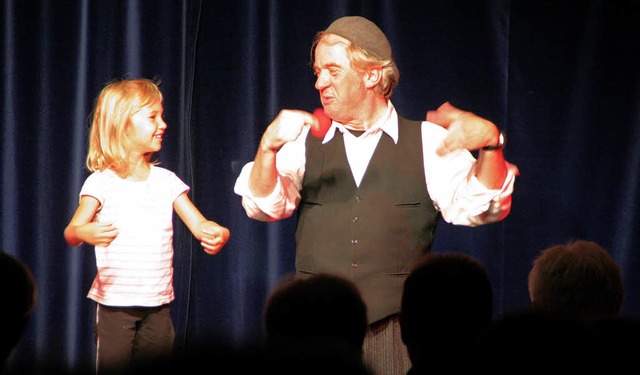 Zauberer Juno  holte sich eine Assistentin  aus dem Publikum.   | Foto: Erika  Sieberts
