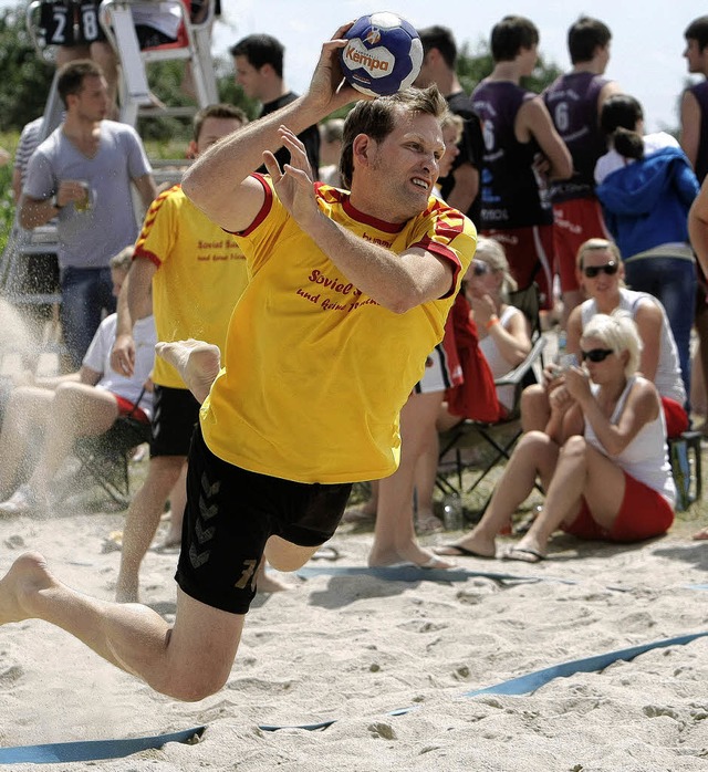 Handball im Sand &#8211; ein ganz spezieller  Sport.   | Foto:  Faruk nver
