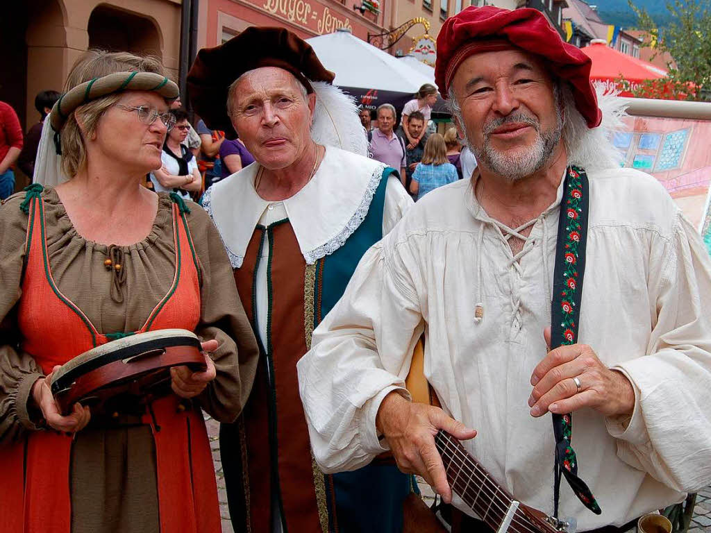 Bunte Kostme, buntes Treiben: Marktplatzfest in Waldkirch.