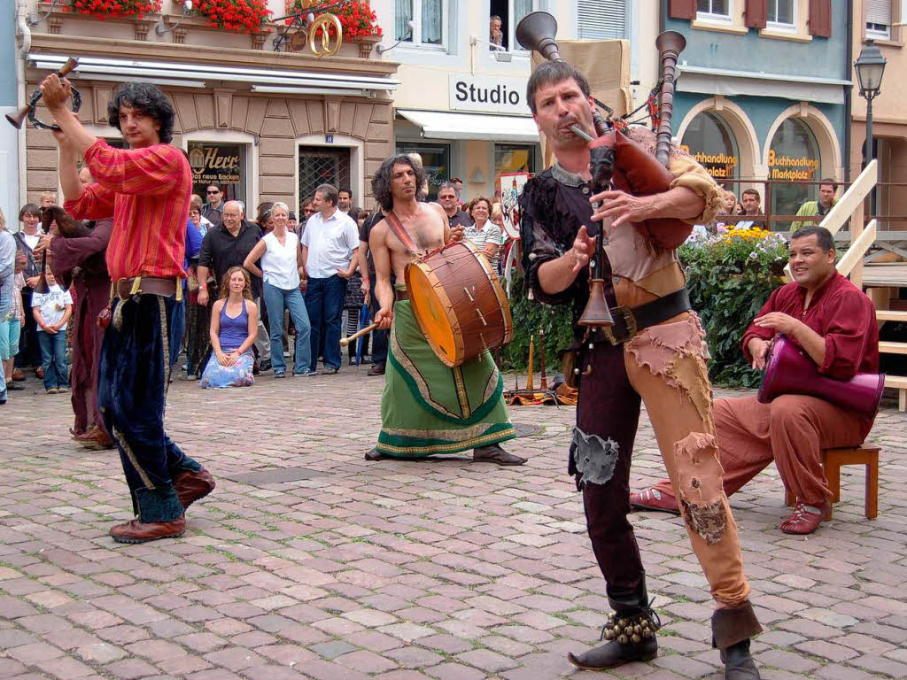 Bunte Kostme, buntes Treiben: Marktplatzfest in Waldkirch.