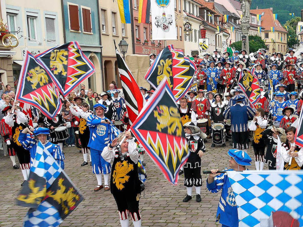 Bunte Kostme, buntes Treiben: Marktplatzfest in Waldkirch.