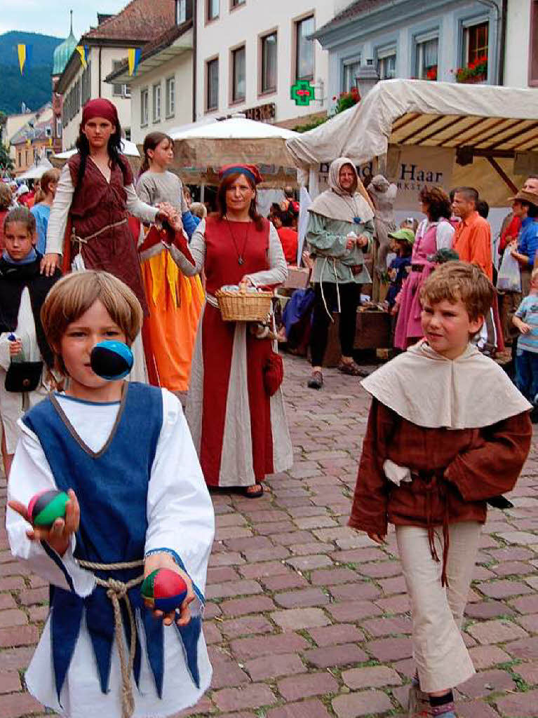 Bunte Kostme, buntes Treiben: Marktplatzfest in Waldkirch.