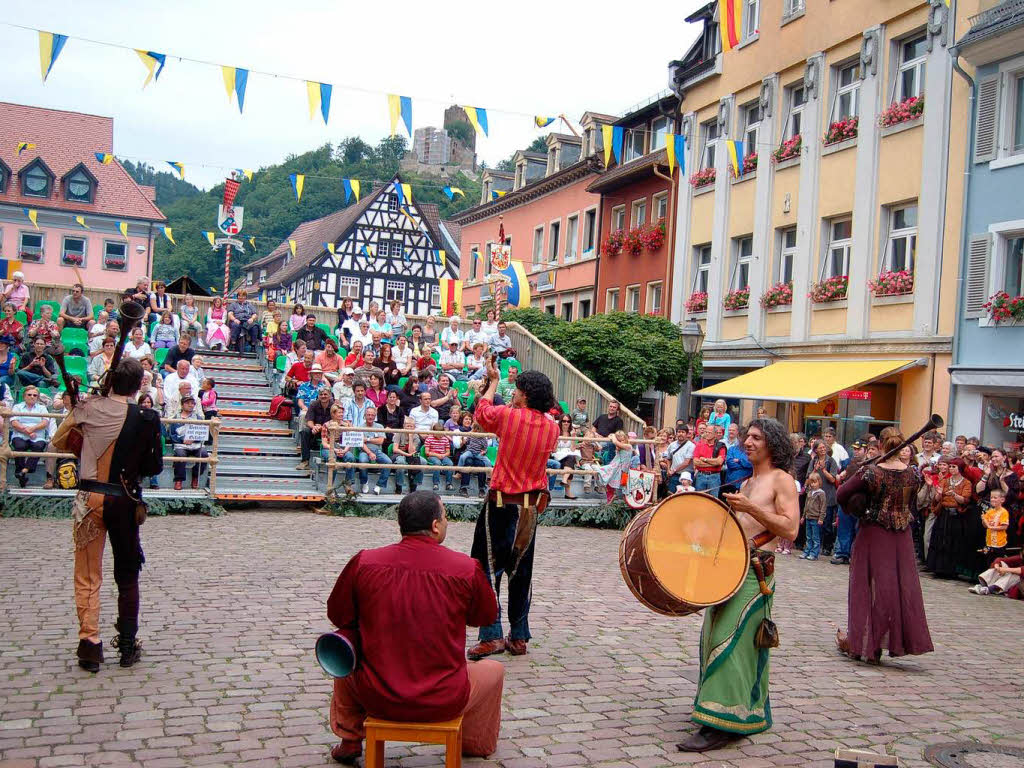 Bunte Kostme, buntes Treiben: Marktplatzfest in Waldkirch.