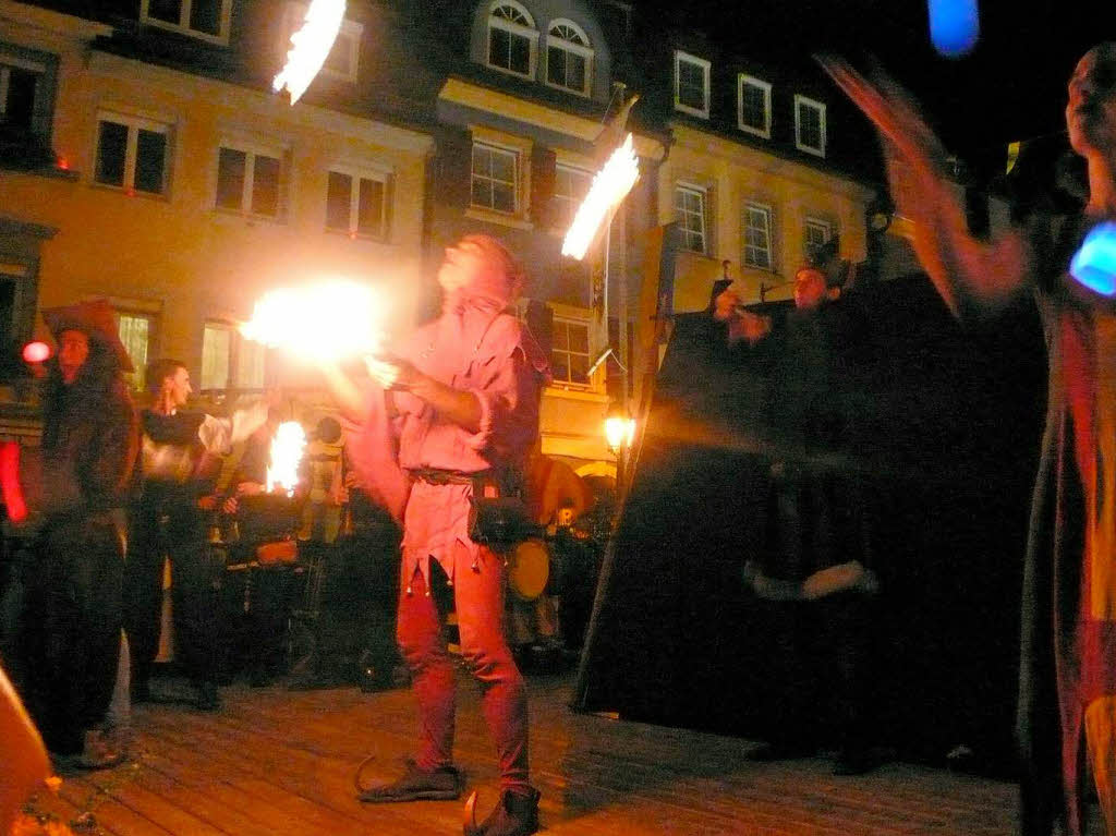 Bunte Kostme, buntes Treiben: Marktplatzfest in Waldkirch.