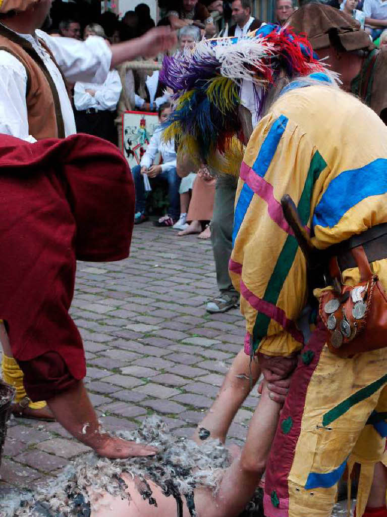 Bunte Kostme, buntes Treiben: Marktplatzfest in Waldkirch.