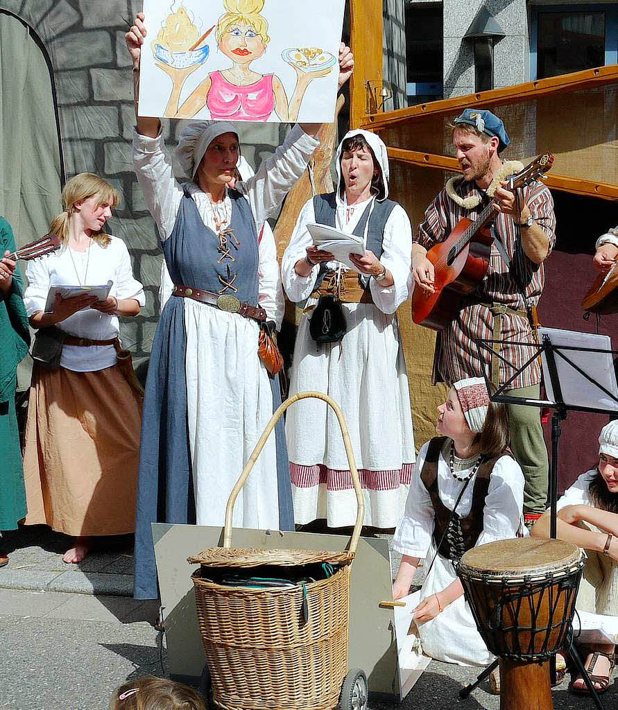 Bunte Kostme, buntes Treiben: Marktplatzfest in Waldkirch.