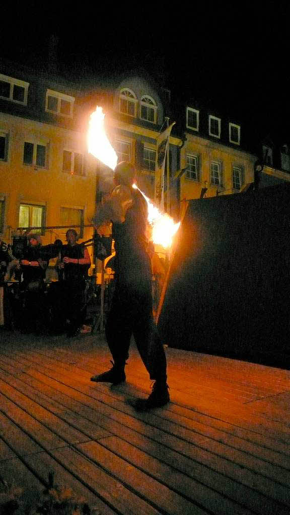 Bunte Kostme, buntes Treiben: Marktplatzfest in Waldkirch.