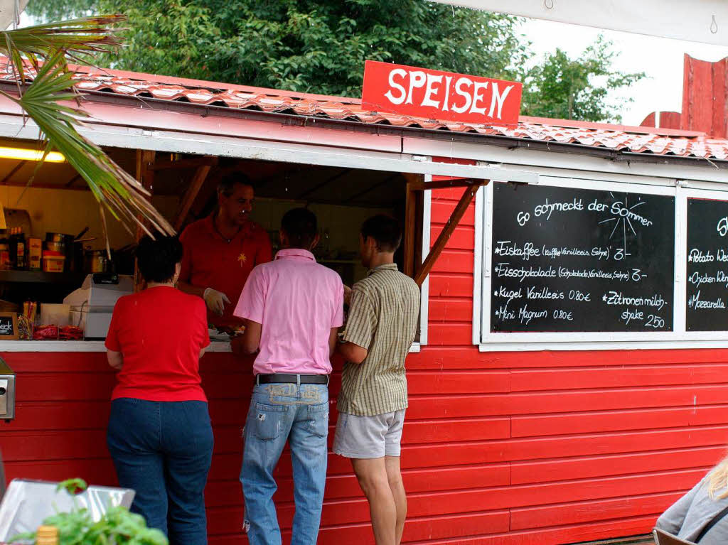 Regen wohin das Auge blickt. Die Eröffnungsparty ist leider ins Wasser gefallen. Regen wohin das Auge blickt. Die Eröffnungsparty ist leider ins Wasser gefallen.