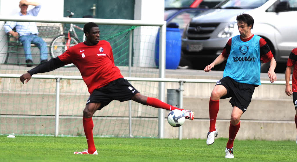 Mo Idrissou angelt sich den Ball.