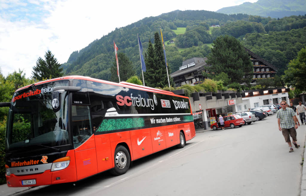 Der SC Freiburg trainiert vor sterreichschem Panorama.