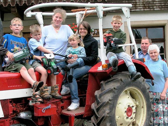 Ein Herz und eine Seele: Sarah Kretschmann (am Steuer) und Familie Kleiser.   | Foto: gert brichta