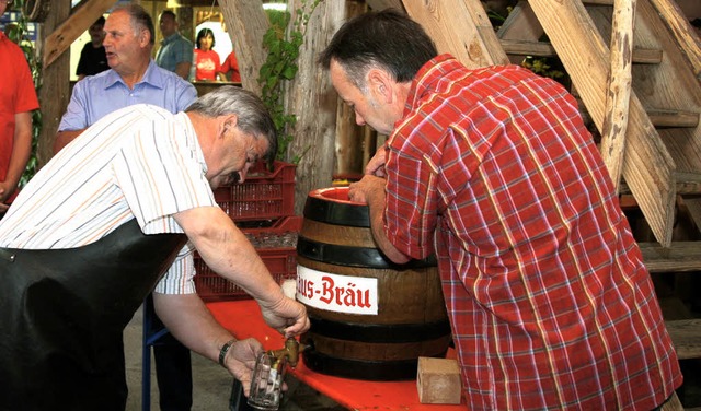 Ortsvorsteher Ernst He beim Fassansti...meisterstellvertreter Richard Stubert.  | Foto: Eberhard Kopp