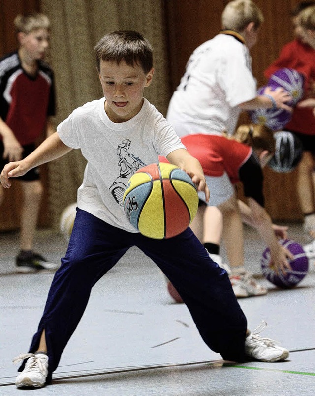 <Bildtext>Dribbel-bungen in der Stadt... Basketball-Schnuppertag in Endingen.   | Foto: Patrik Mller