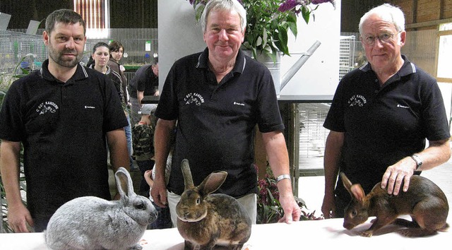 Die erfolgreichen Zchter Gerhard Schm... Karl Heinz Meyer mit ihren Kaninchen.  | Foto: Sutter