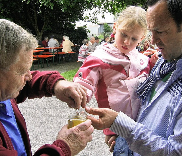 Einfach mal kosten, lautete am Tag der... Imker Jrgen Thring aus Haltingen.    | Foto: Ines Bode