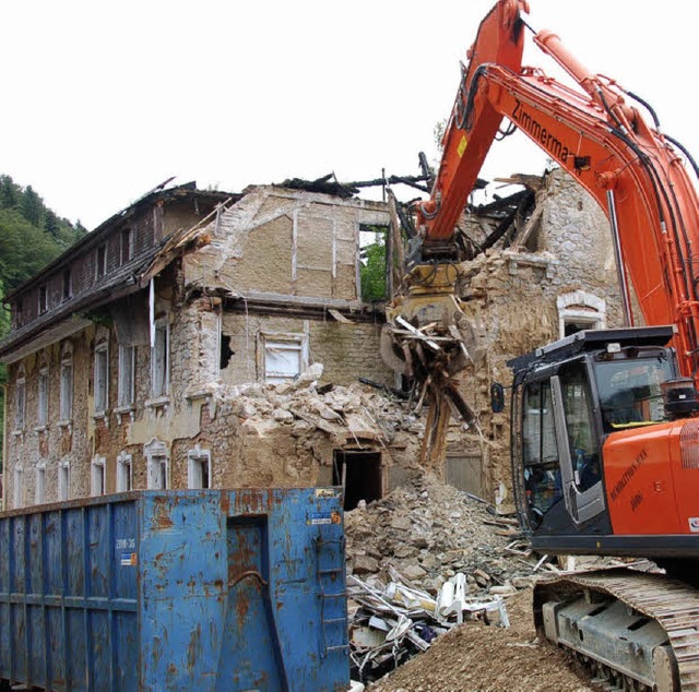 Ab in die  Kiste:    Die  Brandruine  ...tern dem  Erdboden    gleichgemacht.    | Foto: Robert Bergmann