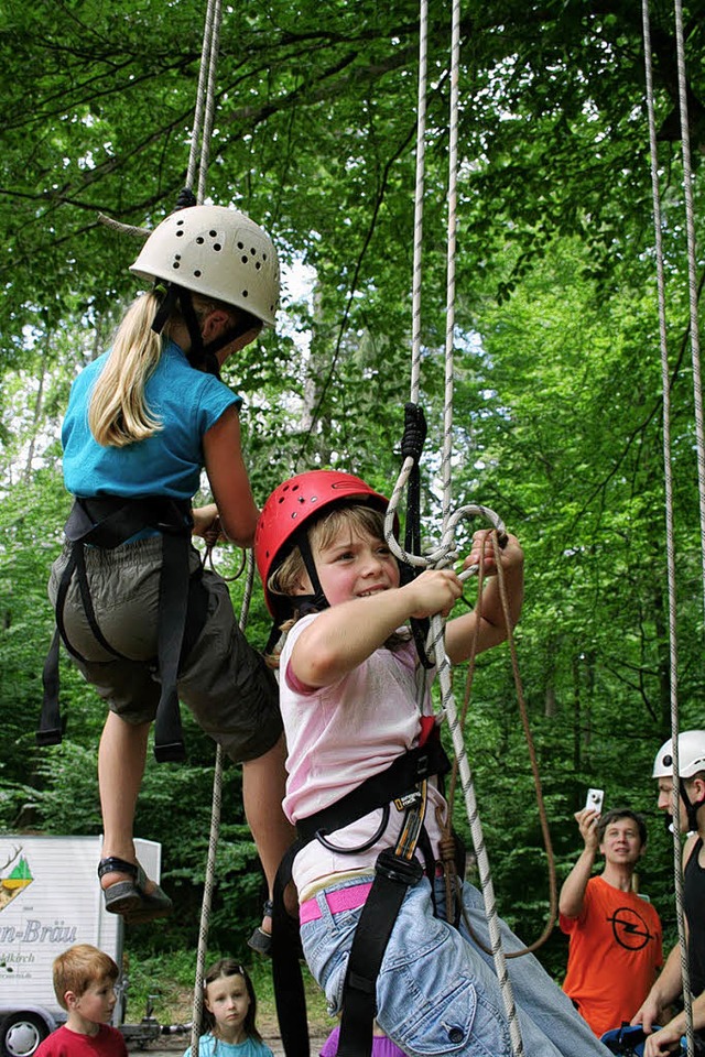 Unter Anleitung des Klettertrainers Mo...aldkindergarten Ranunkel hoch hinauf.   | Foto: Karin Heiss