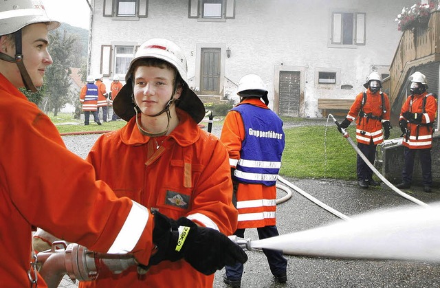 Mit Wasser und viel Teamgeist haben di... Aufgaben der Jahresbung gemeistert.   | Foto: Heidi Fssel