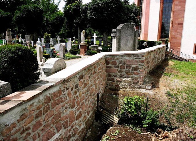 Die sanierte Mauer im nrdlichen Bereich  des Ettenheimer Friedhofs.       | Foto: Stadt