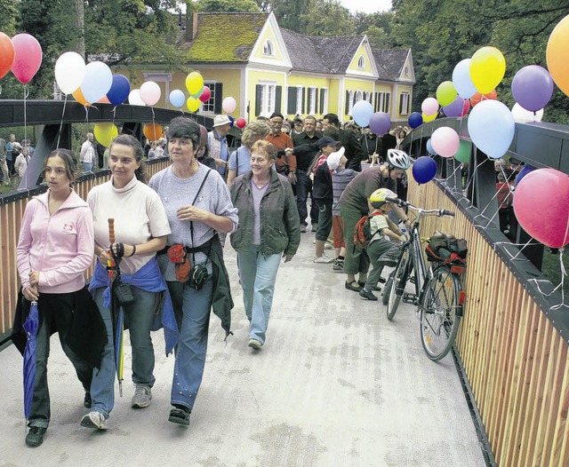 Nach der Freigabe der neuen Brcke im ...das  Bauwerk sozusagen in Besitz.       | Foto: Krickl