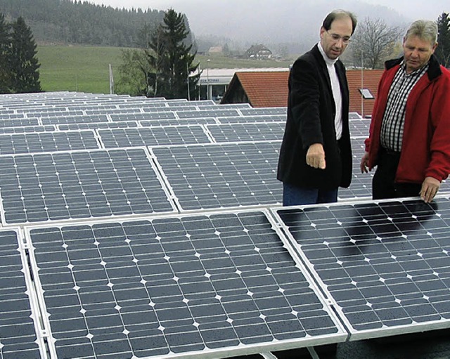 Beispielsweise auf dem Dach des frher...ts) und Armin Huss von Sun  Technics.   | Foto: peter stellmach