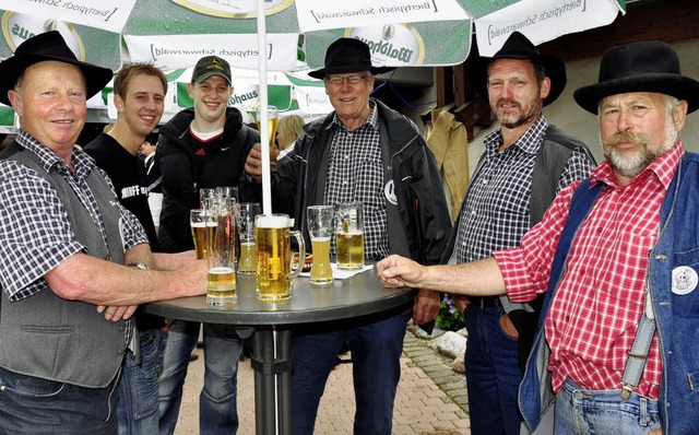 Die Mitglieder des Zapfwellenvereins, ...es wechselhaften Wetters  viel Spa.    | Foto: Stefan Pichler