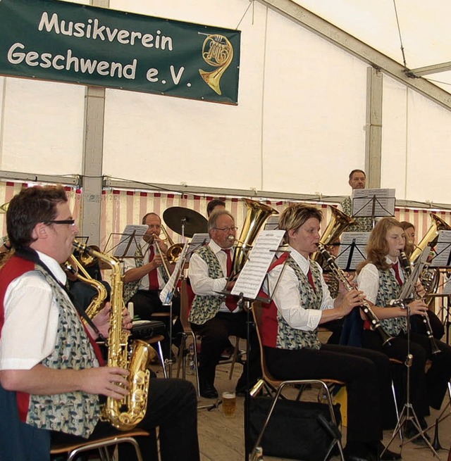 Blasmusik, aber  auch     neuere  Kln...Zeltfest  des Musikvereins  Geschwend.  | Foto: Ulrike  Jger