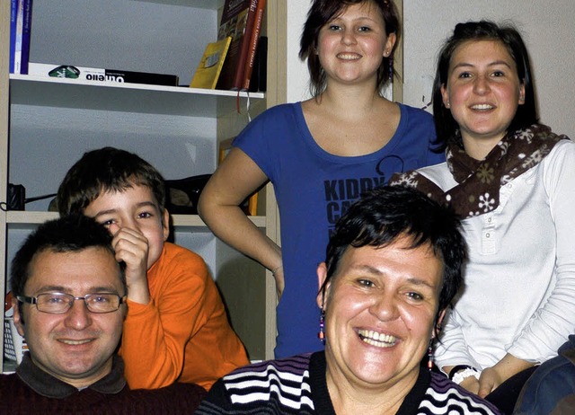 Familie Steigert mit Pflegesohn Niklas   | Foto: SWR/Faltin
