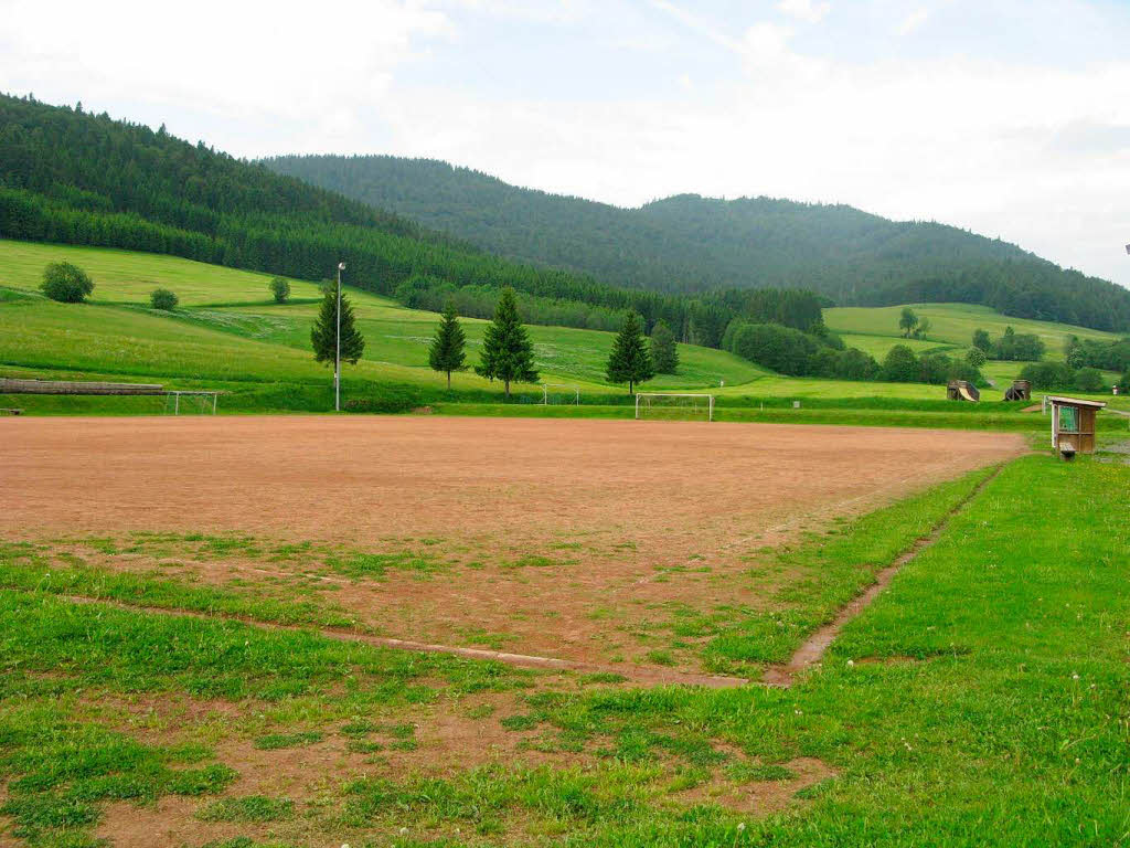 Wo die Welt noch in Ordnung ist: der Sportplatz von Bernau. Unklar ist nur: Handelt es sich um einen Rasen- oder einen Hartplatz?